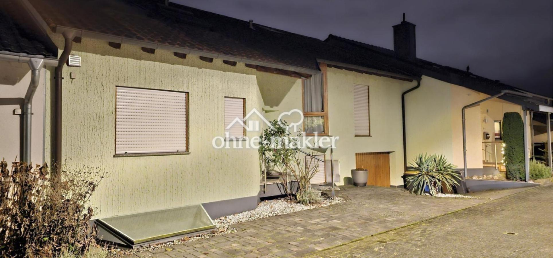 Hausfront mit Stellplätzen