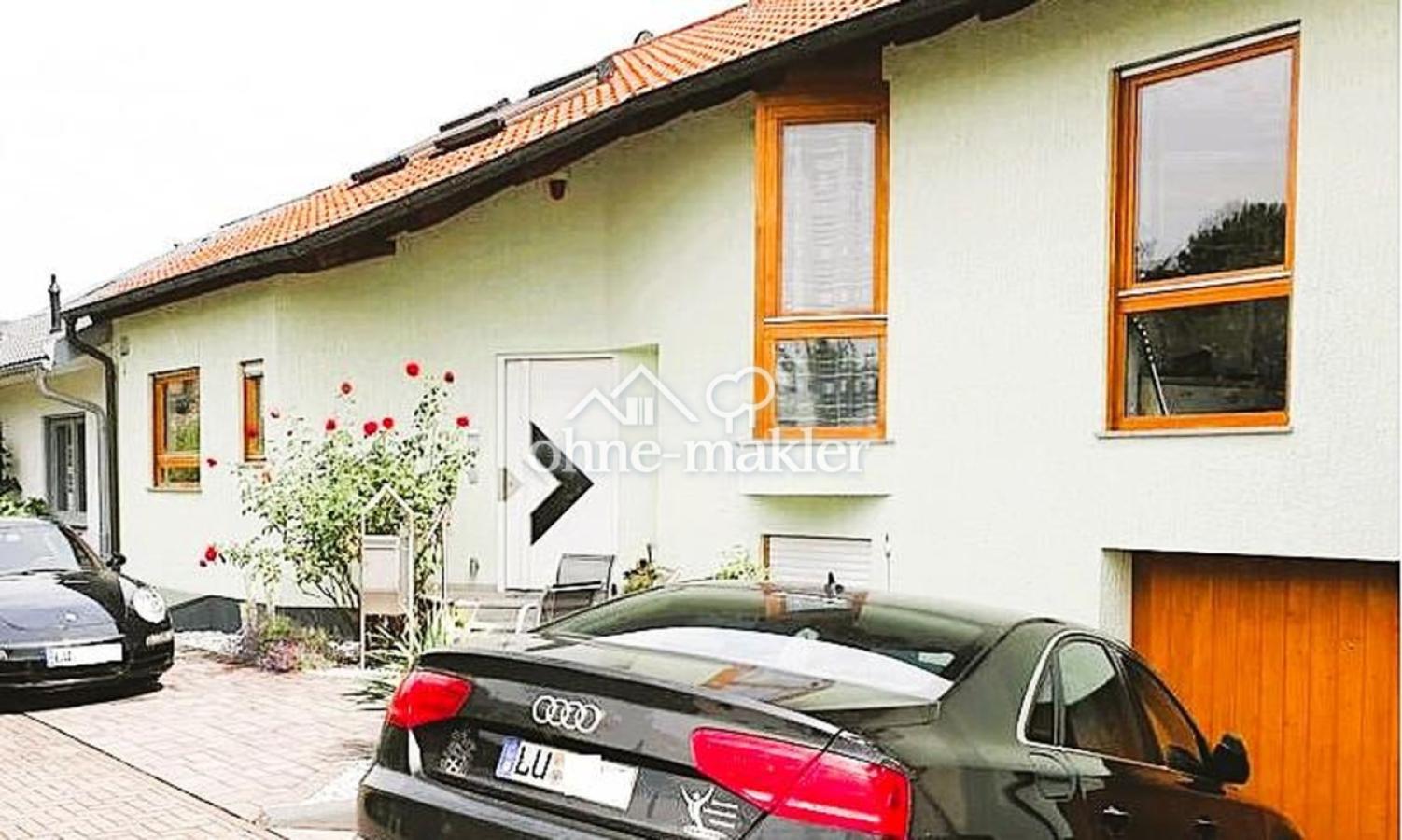 Hausfront_Eingang_Stellplätze