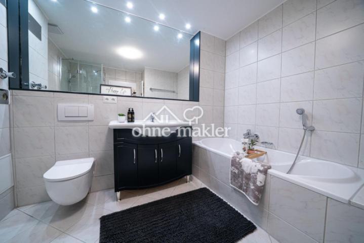 BAD MIT BADEWANNE UND DUSCHE