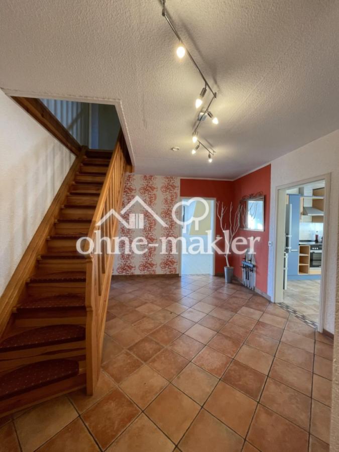 Flur mit Treppe in Spitzboden