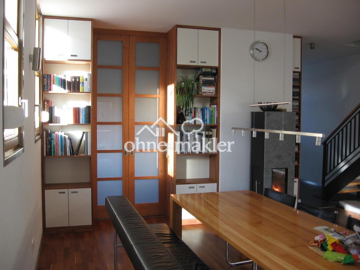 Wohnzimmer mit Einbauschränken