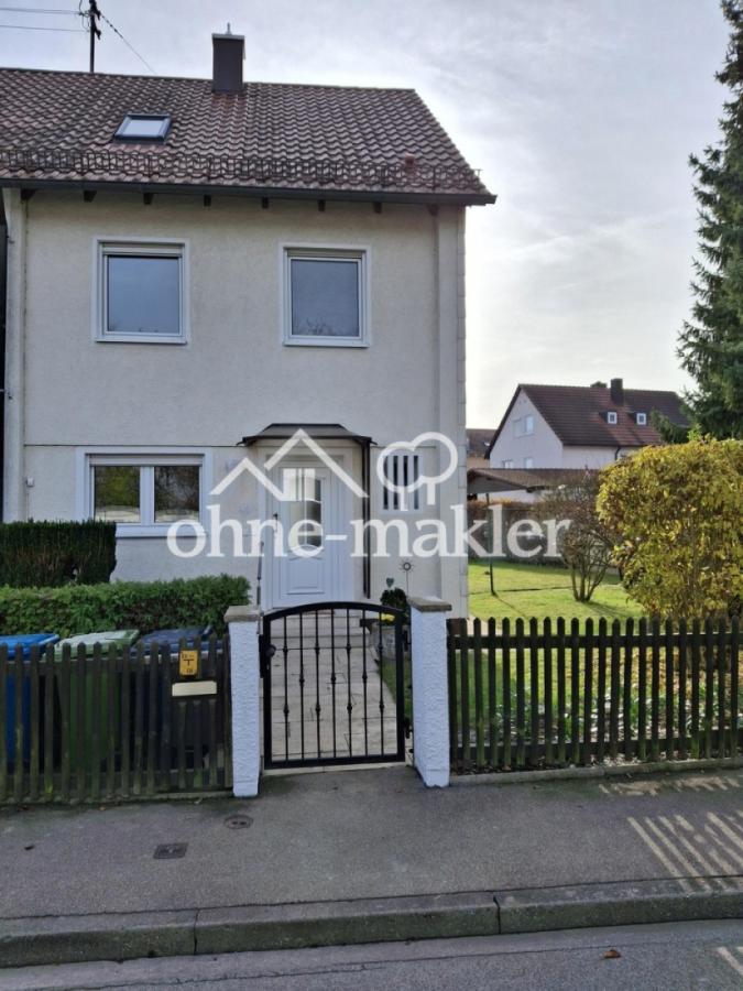 Hausvorderseite mit Garten