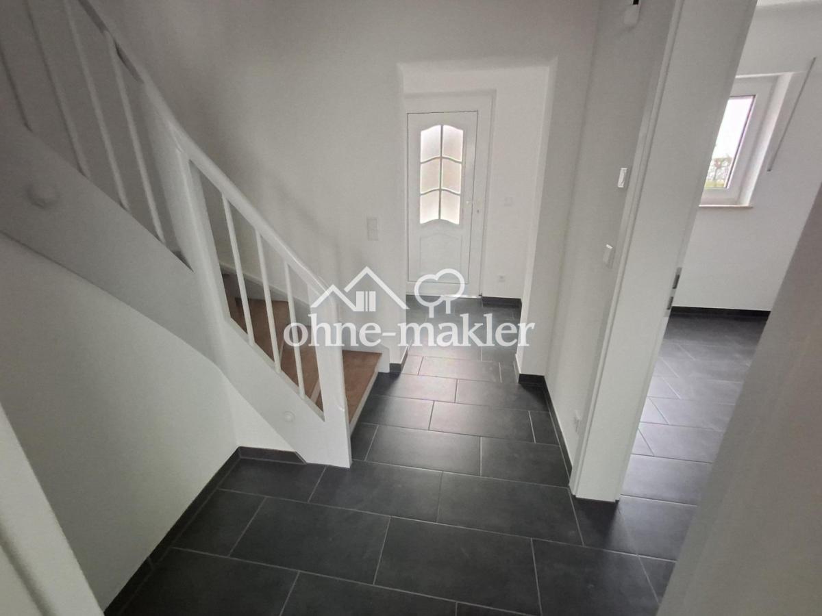 EG Flur (Blick zum Eingang)