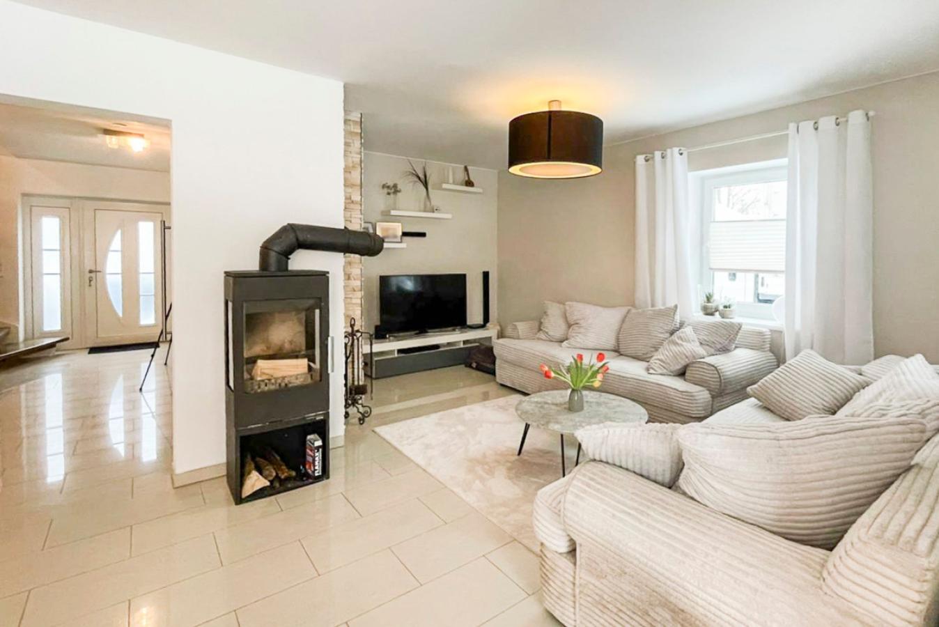 Wohnzimmer_mit_Blick_auf_Flur