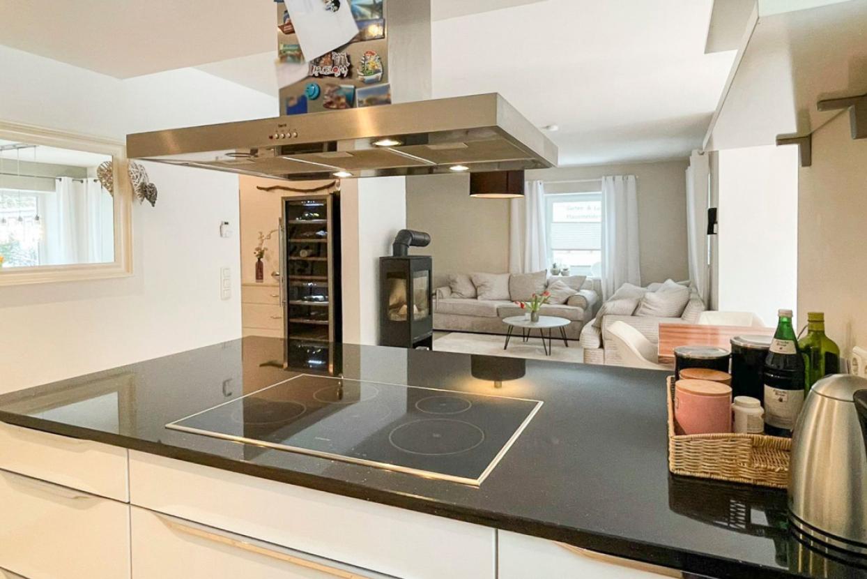 Küche_Blick_ins_Wohnzimmer