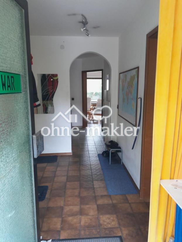 Eingang mit Garderobe links