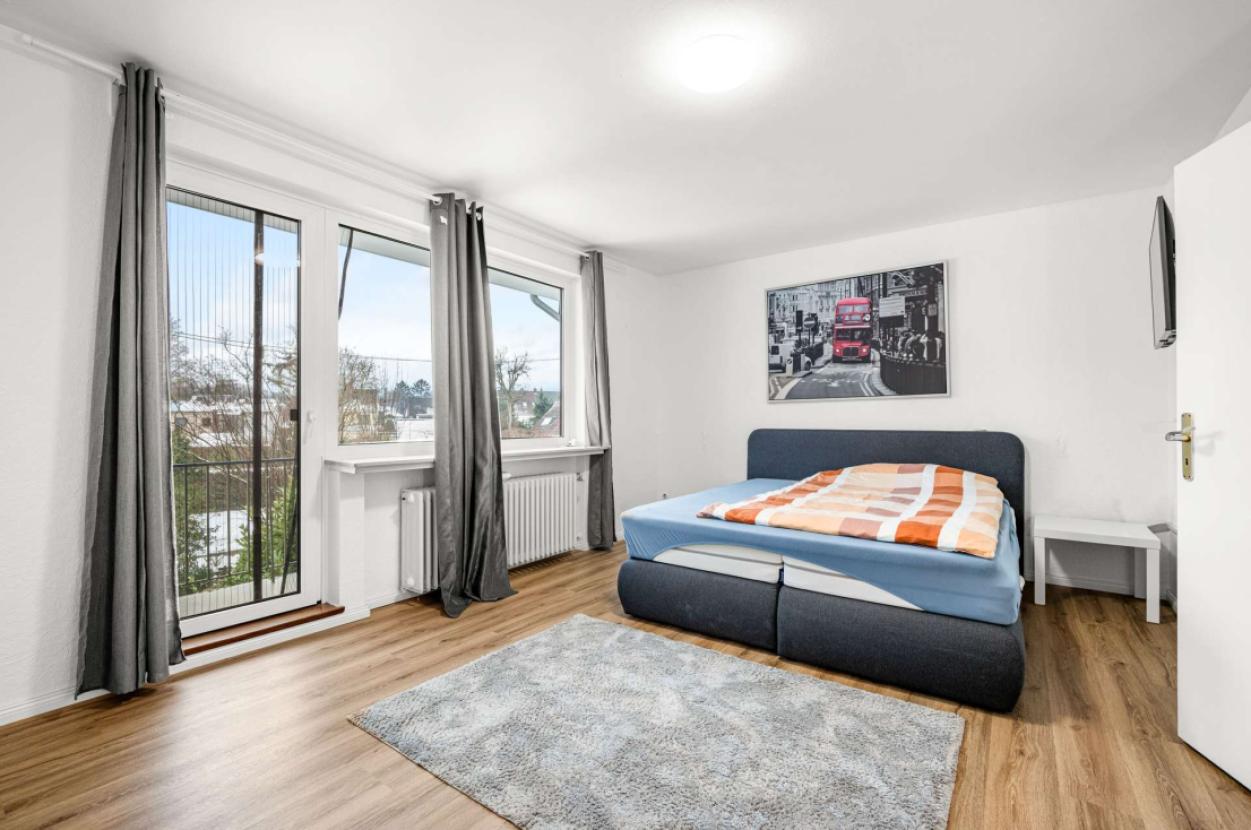 Schlafzimmer mit Balkon 1.OG