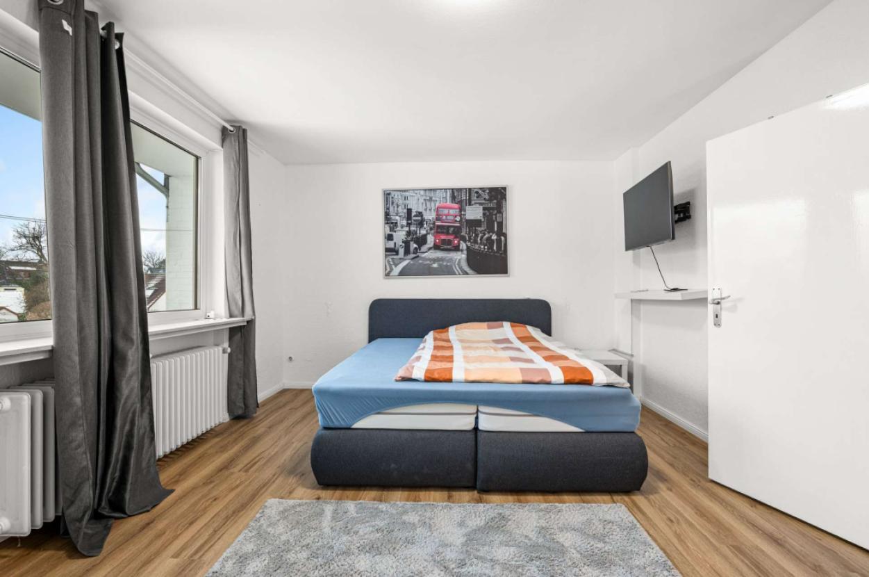 Schlafzimmer mit Balkon 1.OG