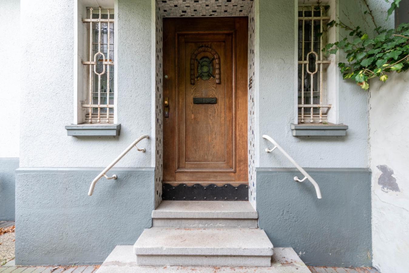 Seitlicher Hauseingang