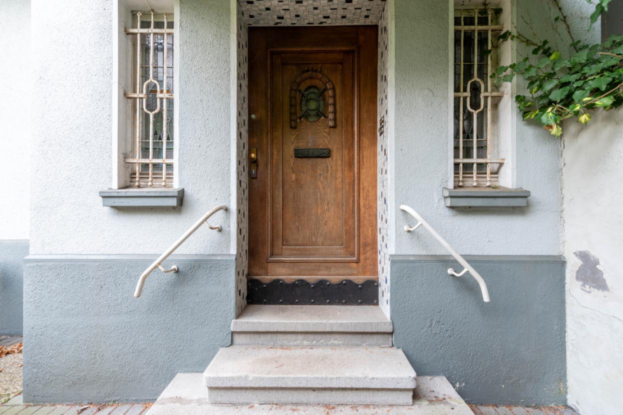 Seitlicher Hauseingang