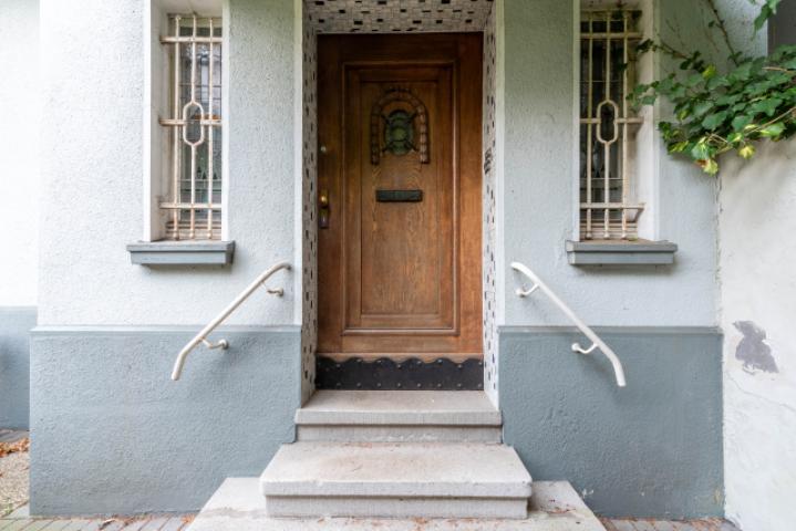 Seitlicher Hauseingang