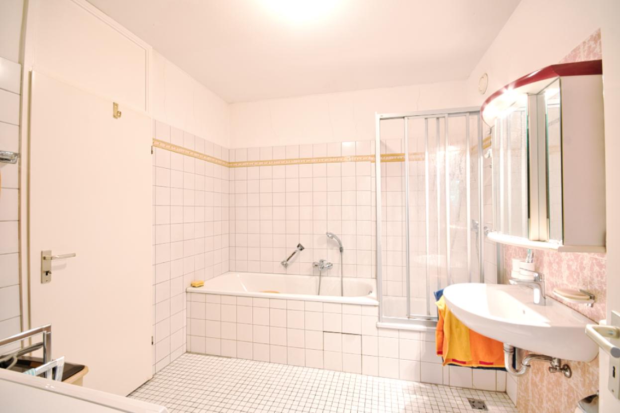 Großes Bad mit Dusche und Wanne...