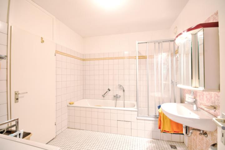 Großes Bad mit Dusche und Wanne...