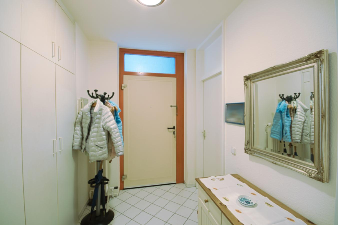 Diele mit Garderobe und Abstellschränken