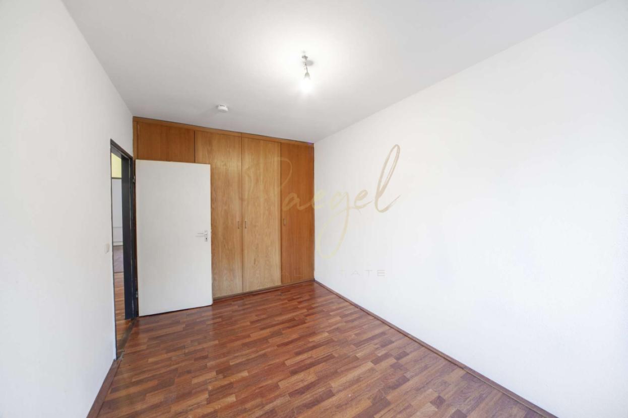 Schlafzimmer mit Einbauschrank