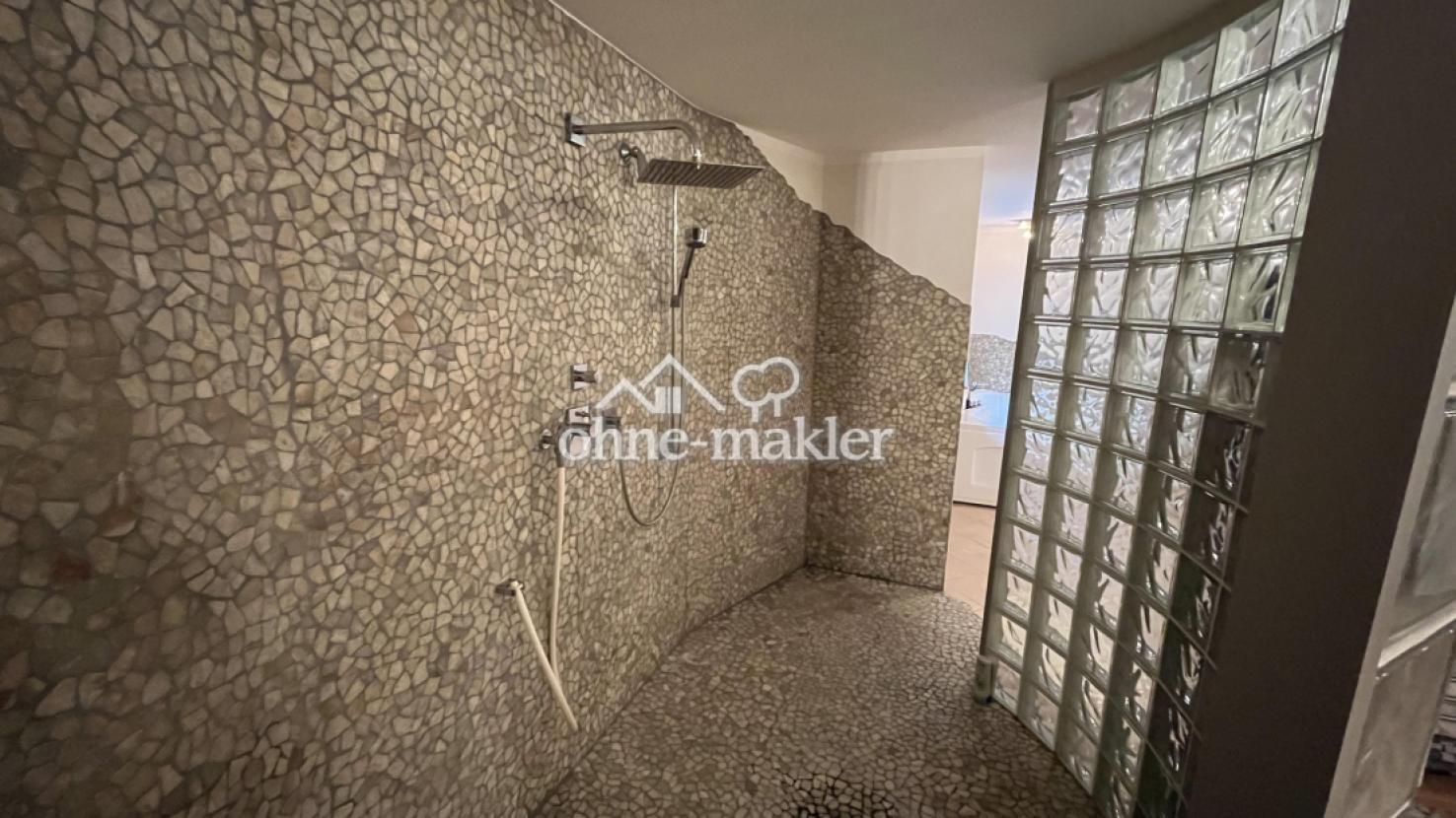 Wellness - Flusskieseldusche