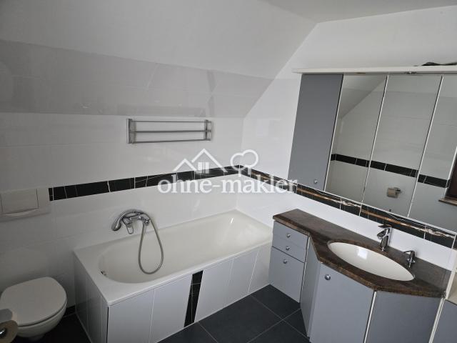 Badewanne plus Badezimmerschra