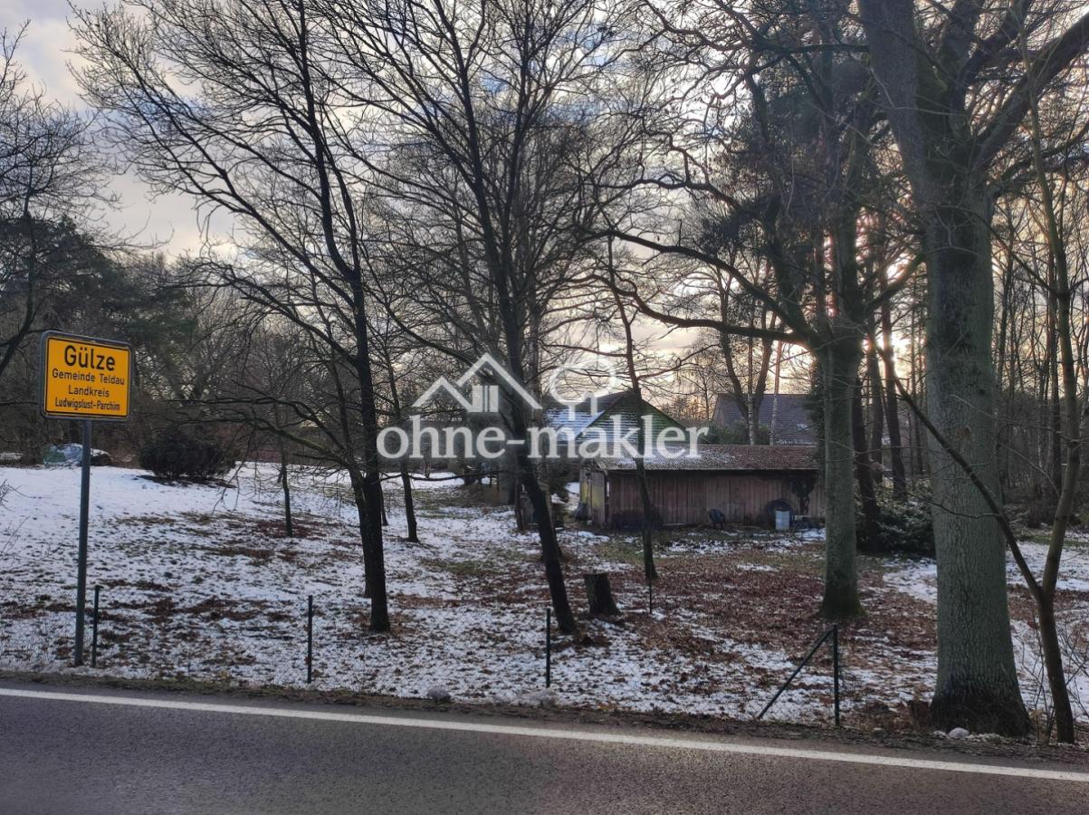 von der Straße /Rückseitig