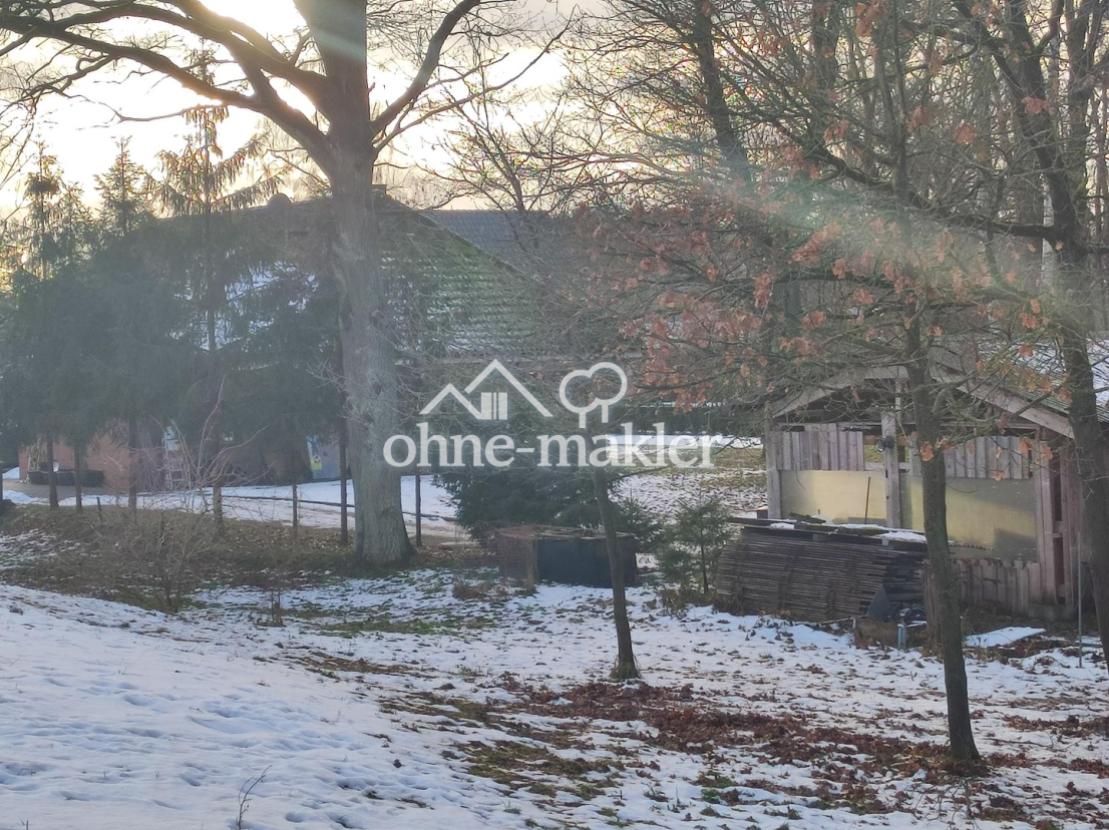 das Anwesen mit Nebengebäude