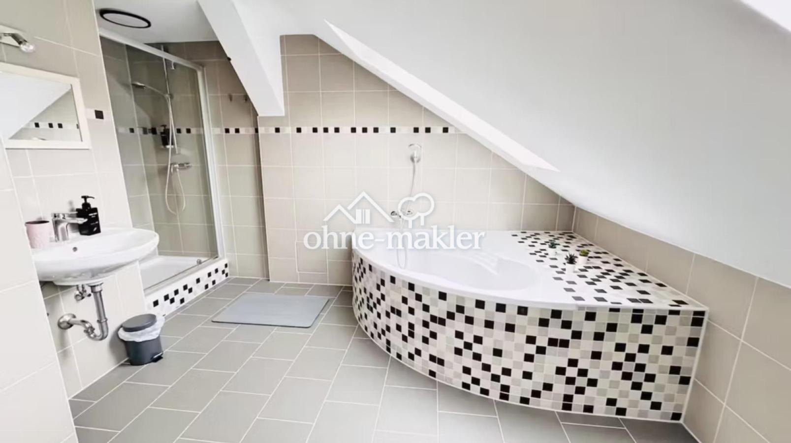 Bad mit Eckwanne & Dusche