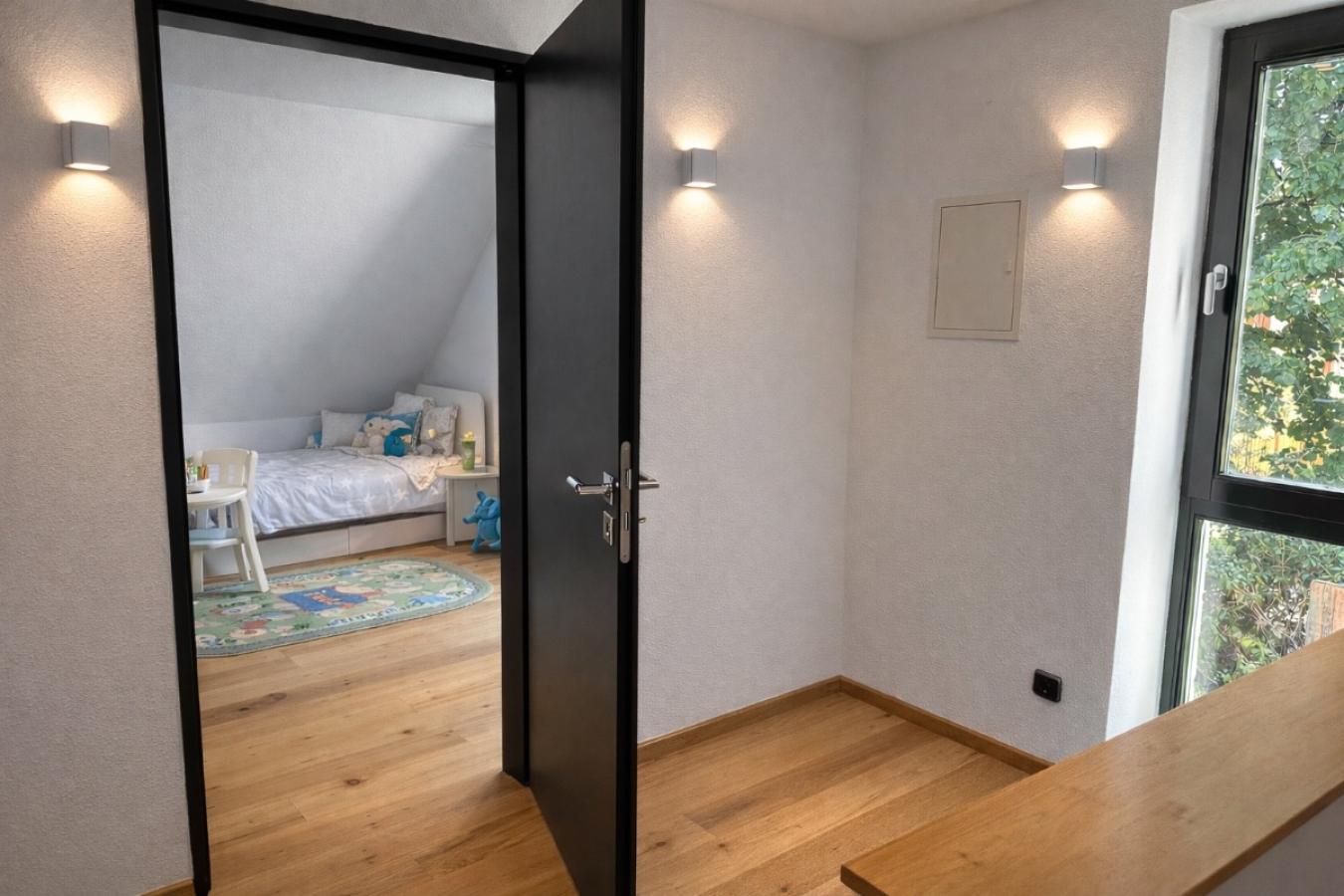 Daberkow Immobilien - KI generierter Flur mit Blick in ein Kinderzimmer im OG