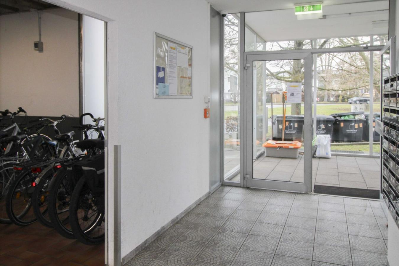 Eingang mit Fahrradabstellfläche