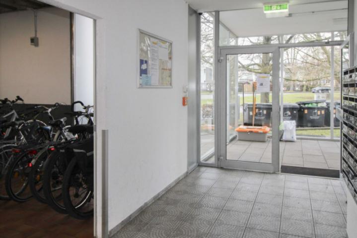 Eingang mit Fahrradabstellfläche