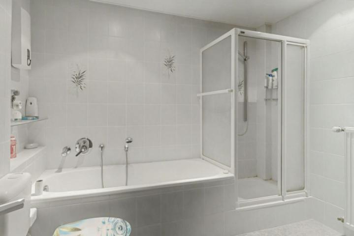 ...mit Dusche und Wanne