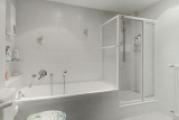 ...mit Dusche und Wanne