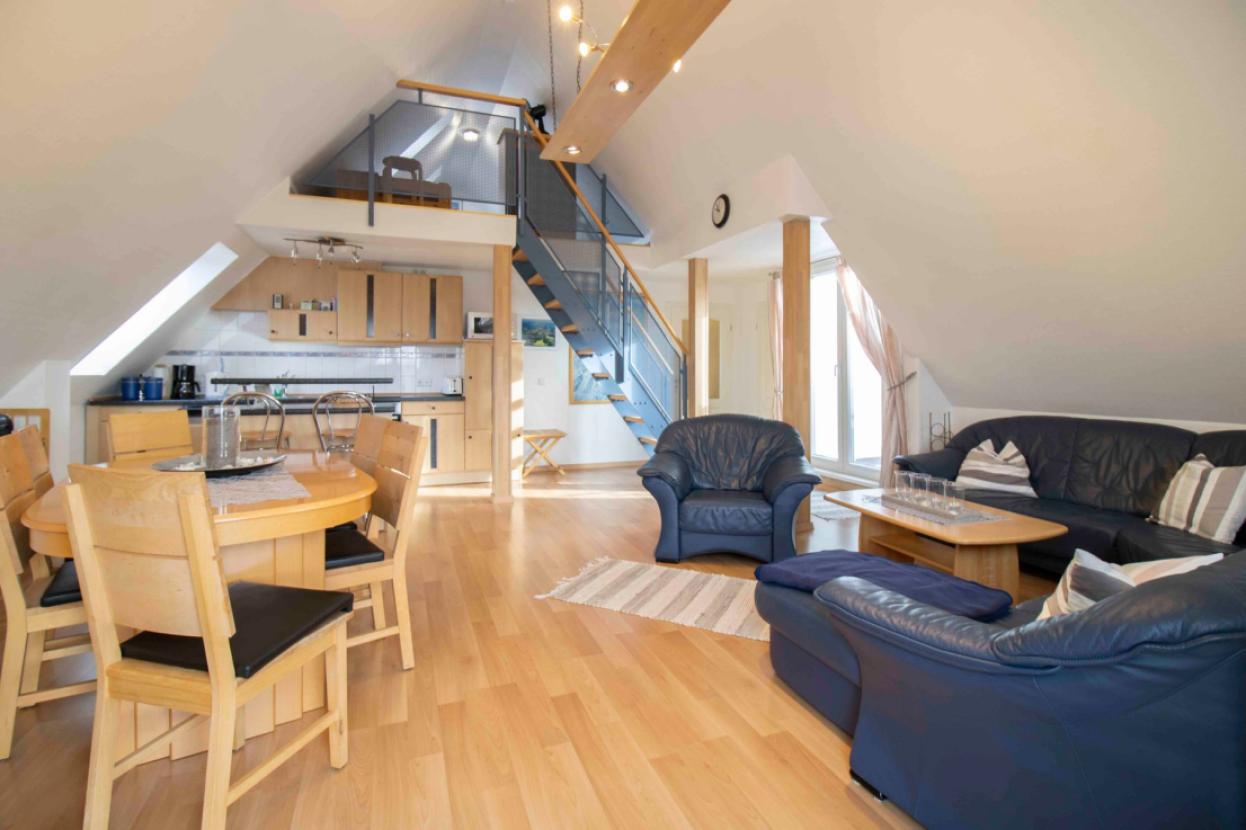 Blick in den Wohnbereich mit Empore