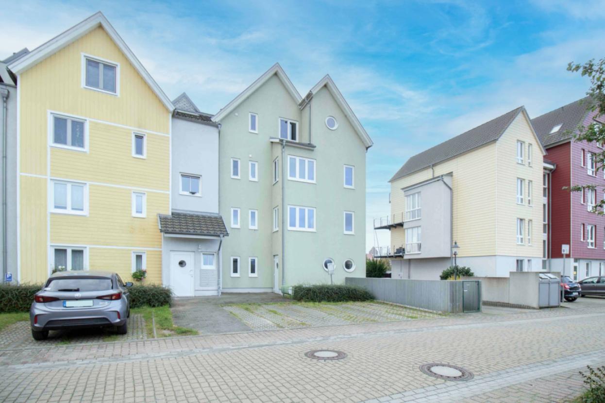 Rückansicht mit Stellplätzen