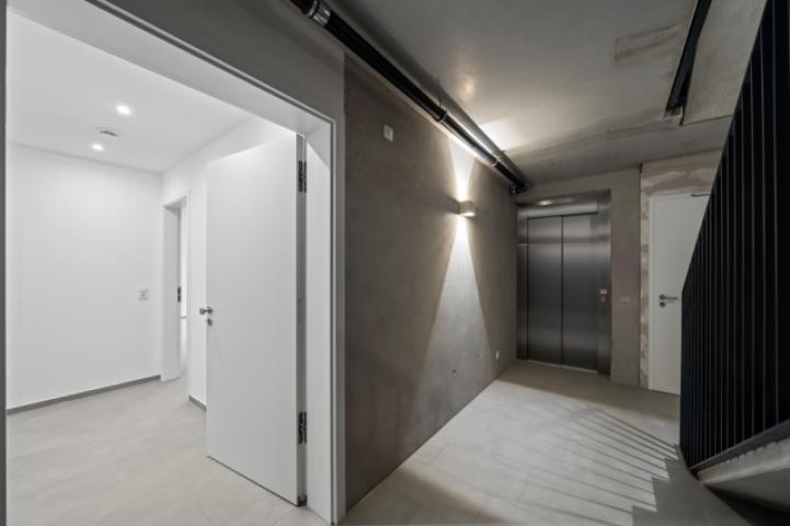 Wohnungszugang im Souterrain mit Aufzug