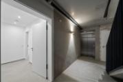 Wohnungszugang im Souterrain mit Aufzug