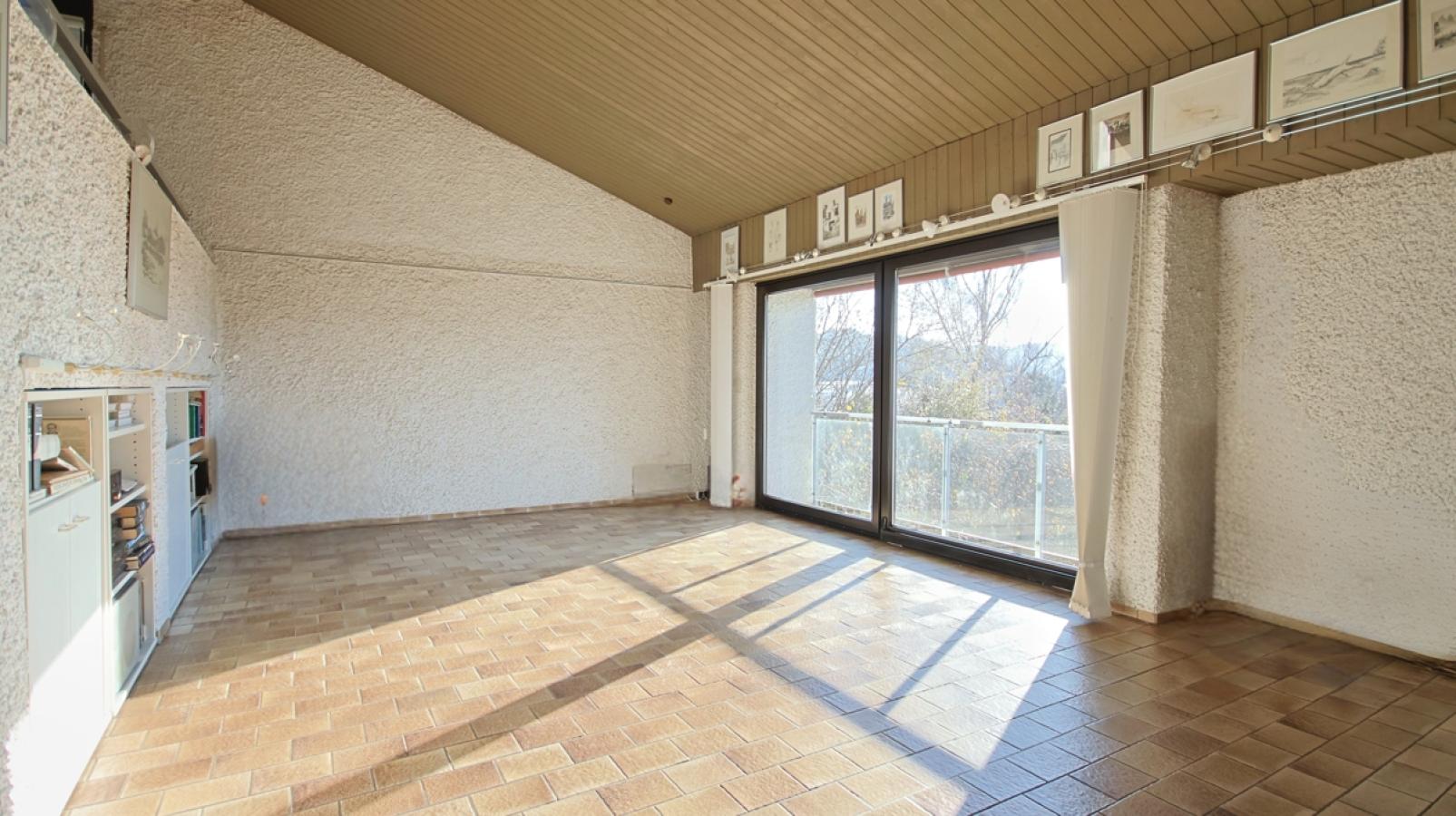 Großzügiges Wohnzimmer mit Aussicht