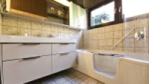 Badezimmer mit begehbarer Wanne