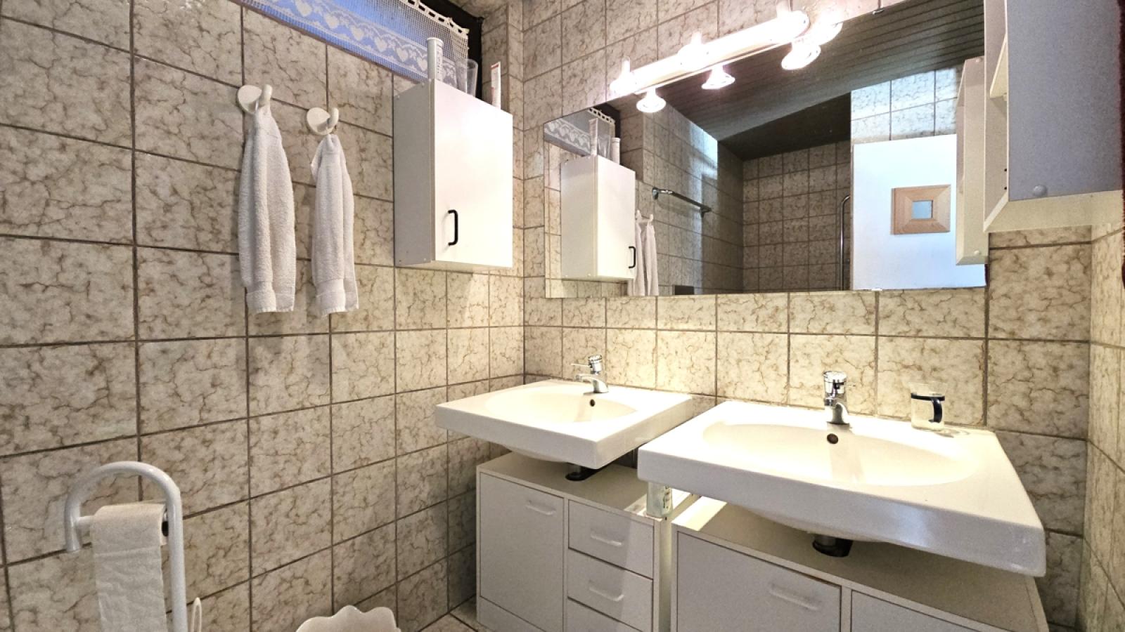 Badezimmer mit Dusche