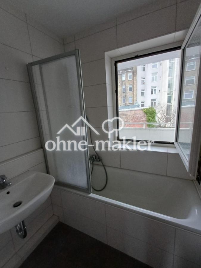 Bad mit Blick auf Balkon