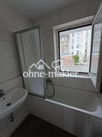 Bad mit Blick auf Balkon