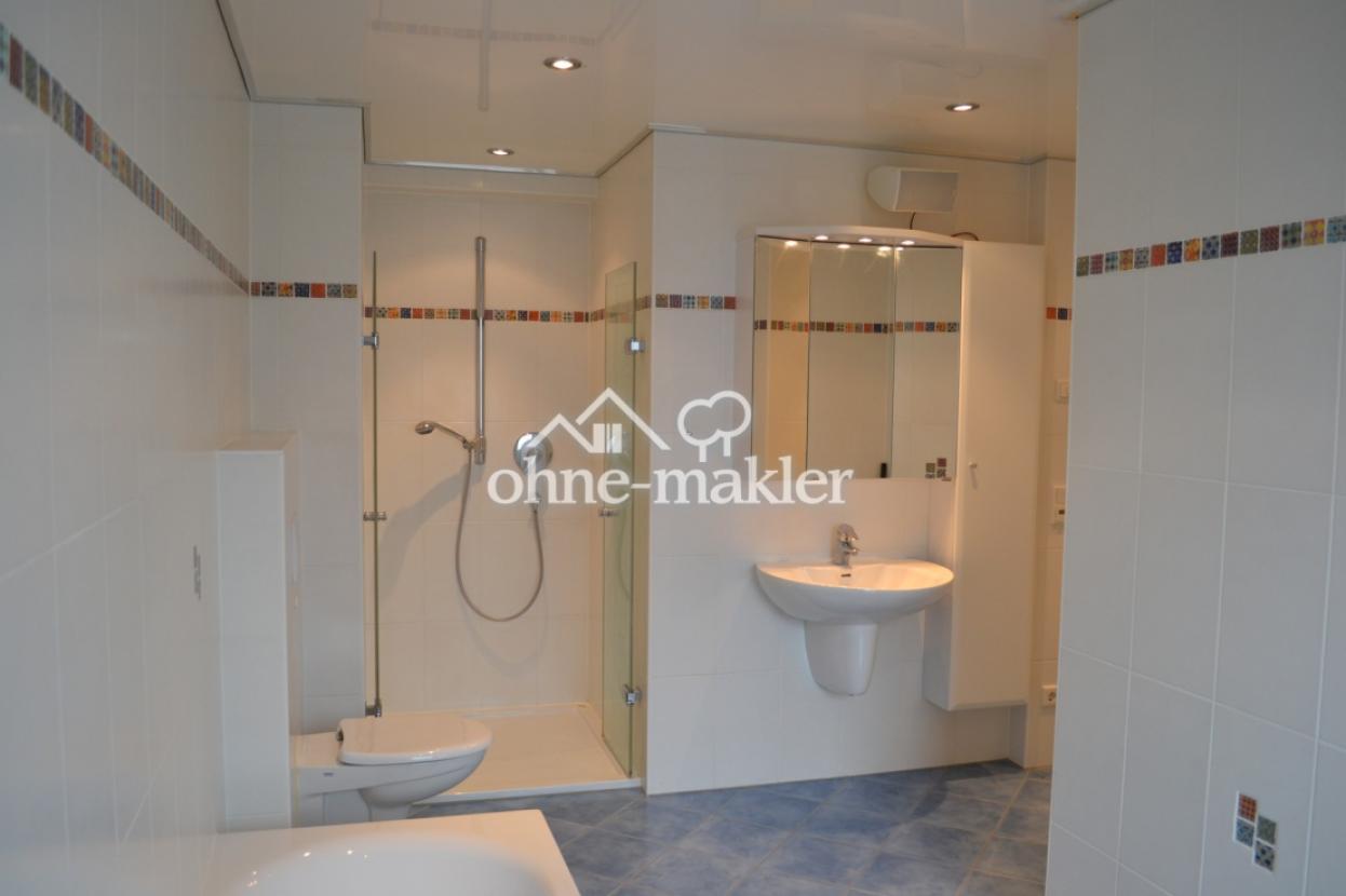 Bad mit Fenster, Dusche, Wanne