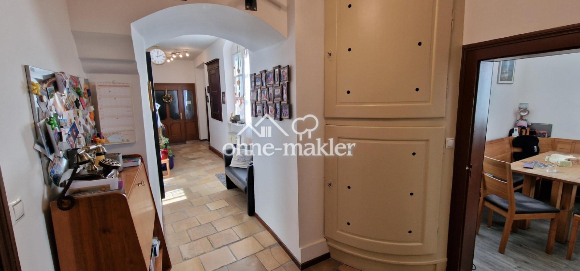 Flur mit gebogenen Eckschrank