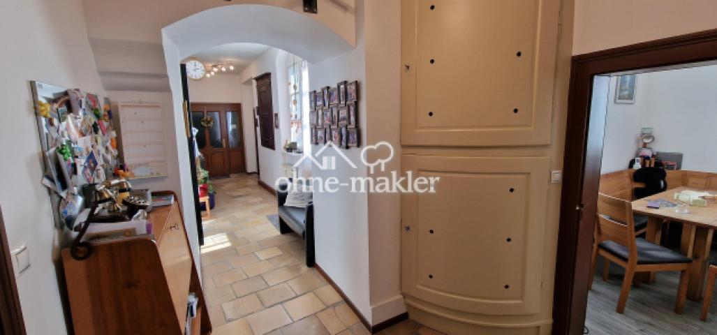 Flur mit gebogenen Eckschrank