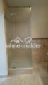 Badezimmer mit Glas-Dusche