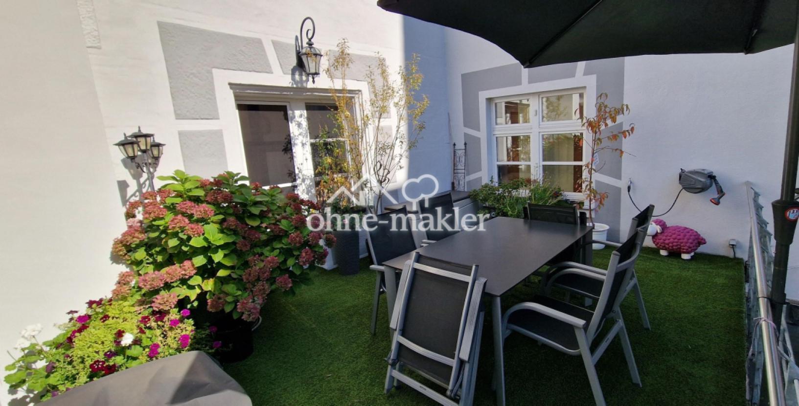 Terrasse mit Sonnenschirm