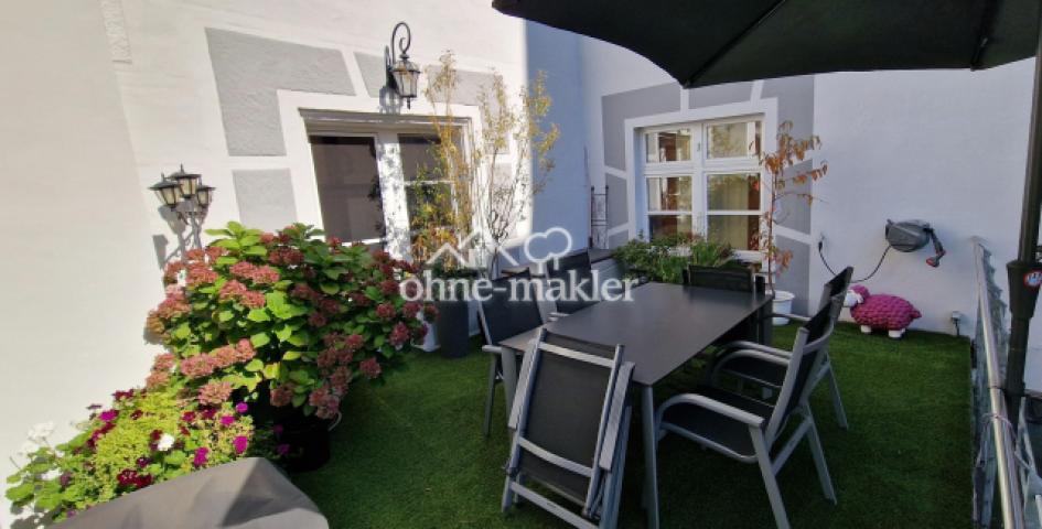 Terrasse mit Sonnenschirm