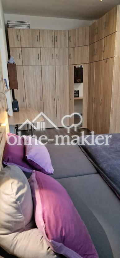 Schlafzimmer mit Tischablage