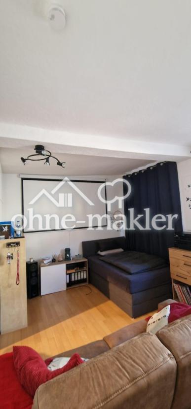 Büro mit ausziehbarer Leinwand