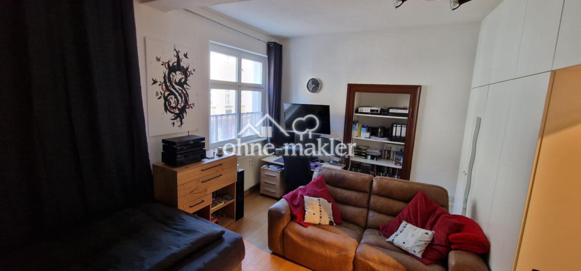 Büro mit begehbarem Schrank