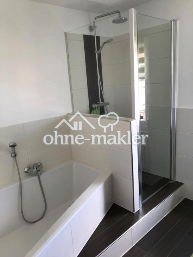 Dusche und Badewanne