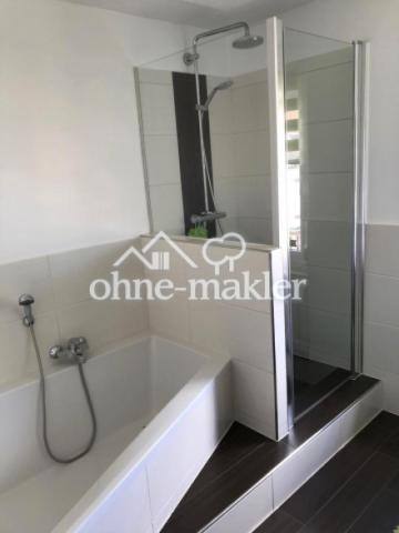 Dusche und Badewanne