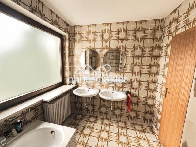 OG - Helles 70er-Badezimmer